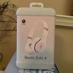 Beats Solo 4 NIB BABY PINK